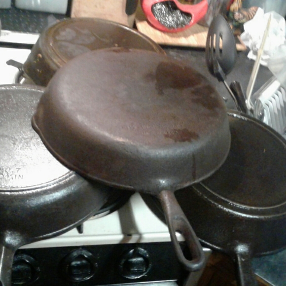 Cast iron skillet - Picture 2 of 8